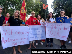 Demonstrantkinje sa transparentima protiv potpisivanja Temeljnog ugovora, Podgorica, 7. juli 2022.