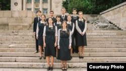 Poster al filmului premiat la Cannes cu imaginea generică a unui grup de liceeni din perioada comunistă