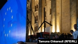 ევროკავშირის მხარდამჭერთა აქცია პარლამენტის შენობასთან. 3 ივლისი, 2022 წელი.