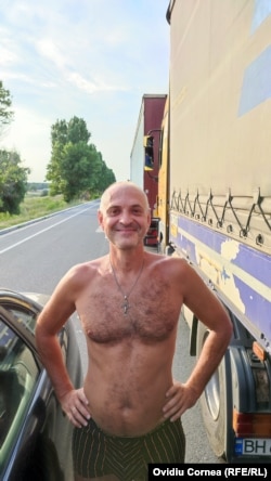 Herman, în ținută adaptată arșiței.