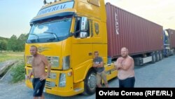 Șoferii de TIR de pe „drumul Cocoșului” nu au nici toalete, nici loc pentru cumpărături în apropiere. Din fericire, la începutul drumului există un izvor de unde își procură apa.