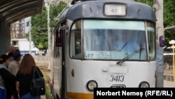 Peste 10 orașe din România beneficiază de tramvaie. De curând, administrațiile locale au început să modernizeze depourile cu tramvaie produse în țară sau în Turcia. Până la sosirea lor, călătorii trebuie să folosească tramvaie de epocă, fabricate în urmă cu 50-60 de ani. 