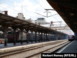 Numărul de locomotive din România este în scădere - în 2021 am avut 2.202 locomotive, față de 4.404, câte aveam în 1991. În schimb, a crescut numărul de vagoane care circulă pe căile ferate - 2.317 în 2021, spre deosebire de 1,702, în 2020.