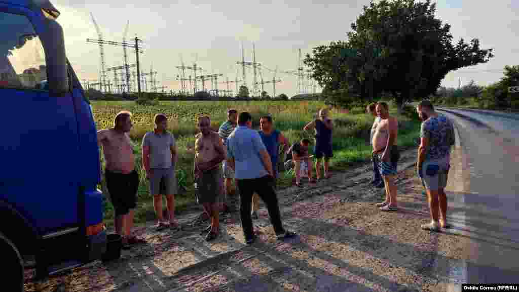 Alți aproximativ 20 de șoferi așteaptă și ei, de 2-3 zile, în mijloc de câmp, fără apă, toalete și mâncare la îndemână.