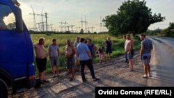 Aproape 20 de șoferi ucraineni așteaptă zile la rând într-un loc total improvizat, în mijloc de câmp, pe marginea drumului ce duce spre uzina electrică.