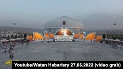 Празднование Дня рождения бывшего президента Гурбангулы Бердымухамедова. Кадр из репортажа гостелевидения Туркменистана 