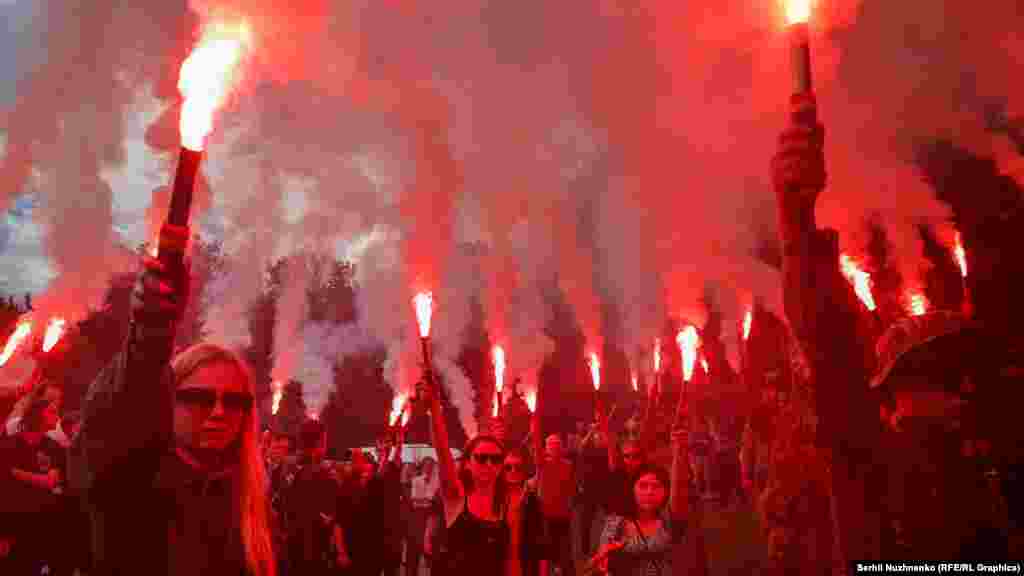 Прощання із журналістом Романом Ратушним у Києві 18 червня 2022 року. (Автор: Сергій Нужненко, фотокореспондент Радіо Свобода) Нужненко написав: &laquo;18 червня у Києві відбулося прощання з відомим громадським активістом і журналістом Романом Ратушним. Серед мовчазного натовпу скорботних, які прийшли вшанувати його пам'ять, було чимало заплаканих облич. У день російського вторгнення Ратушний брав участь у боях під Києвом, а згодом пішов до війська&raquo;. &laquo;5 липня Ратушному виповнилося б 25 років. 9 червня він загинув у бою під Ізюмом, воюючи за свою країну. Особисто я не був знайомий із Романом, хоча наші дороги не раз перетиналися на різних акціях протесту в Києві, де він завжди брав участь...Жоден вогонь не може спалити полум&rsquo;я, Романе!&raquo;