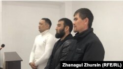 Қаңтар оқиғасы кезінде "Ақтөбе әужайын басып алмақ болған"  Мәди Жұмабек (ақ киімді) , Нұралы Шахкөзов (ортада) пен Елхат Қосыбаев сот шешімін тыңдап тұр. Ақтөбе қаласы, 5 шілде 2022 жыл 
