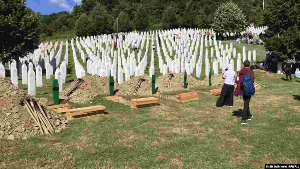 Меморијалниот центар пред погребот на 11 јули 2022 година. Според желбата на семејствата на убиените, 237 жртви на геноцидот беа погребани на други локации надвор од овој центар. Се уште се трага по повеќе од 1.000 исчезнати лица.