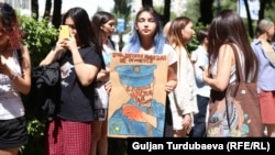 13 жашар кызды зордуктагандарды жоопко тартуу талабы менен өткөн митинг. Бишкек. 8-июль, 2022-жыл.