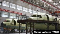 Самолеты ТУ-214 в ангаре самолетостроительного завода "КАПО им. С. П. Горбунова". Архивное фото