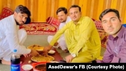  غړي وقار احمد داوړ، سنید داوړ، عماد داوړ او اسدالله باندې داسې وسله والو ډزې کړې دي‌ چې پر موټرسایکل سپاره وو. (یادونه: دا تصویر اسدالله تر وژل کېدو وړاندې پر خپله فیسبوک پاڼه اچولی وو.)