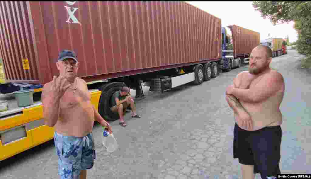 Luni, 4 iulie, Dmytro (în dreapta) și colegul său așteptau deja de 4 zile, pe drumul spre mănăstirea Cocoș, plecarea spre zona vămii.&nbsp;