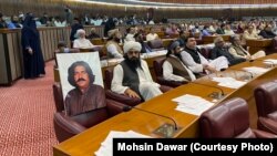  په قامي اسمبلۍ کې د علي وزیر په خالي‌چوکۍ د هغه عکس ايښودل شوی