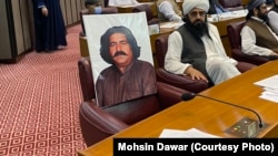 د علي وزير تصویر د هغه په غياب کې په اسمبلۍ کې د هغه پر چوکۍ ايښوول شوی (انځور له ارشيفه) 