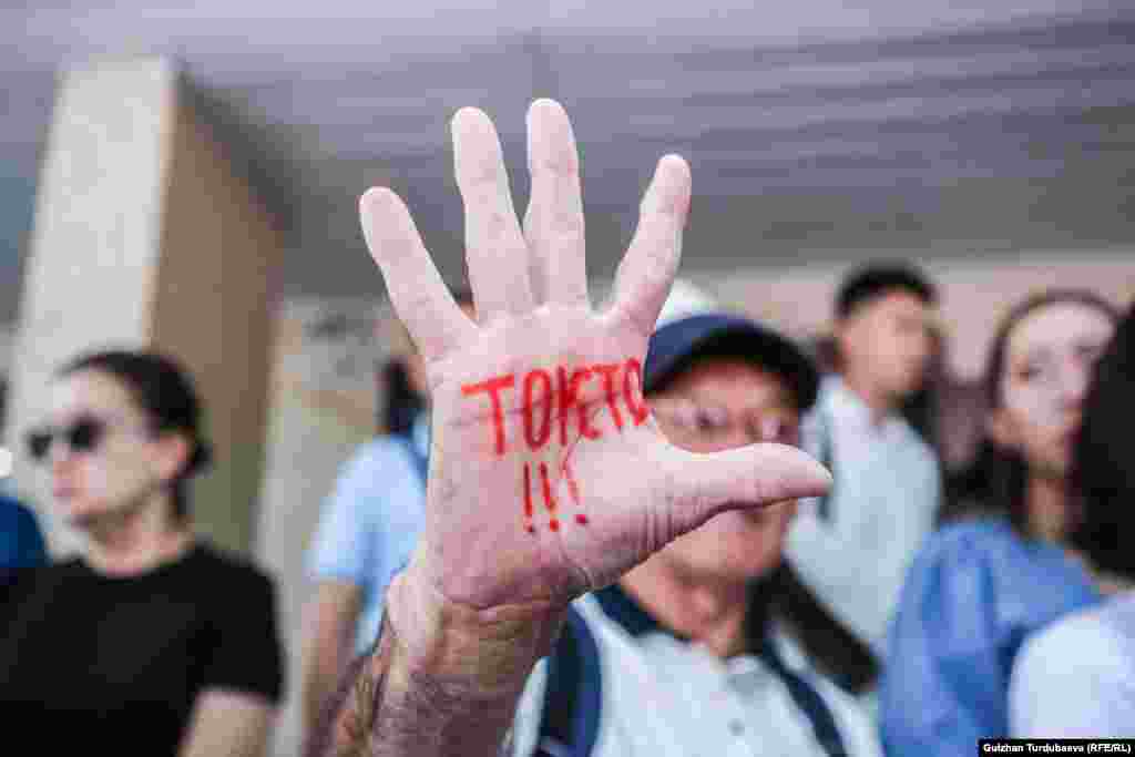 2-июлда &ldquo;Азаттык&rdquo; милиция кызматкерлери секелекти зордуктоого шек саналып жатканы жөнүндө&nbsp;"Кызымды колдон колго өткөрүшкөн"&nbsp;деген макала жарыялаган. Анда Бишкектин Свердлов райондук сотунда 13 жаштагы кызды зордуктоого айыпталган эки милиционердин жана мурда соттолгон бир адамдын үстүнөн териштирүү жүрүп жатканы, ушул эле иш боюнча Биринчи Май райондук милициясы да бир кишинин ишин тергеп жатканы баяндалган. Кыздын ата-энеси айыптуулар жоопкерчиликтен кутулуп кетпейби деп кооптонууда.