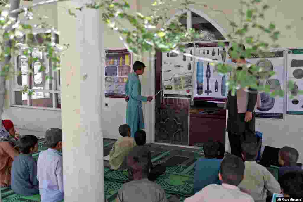 يو ځوان کابل ښار ته څېرمه د &laquo;قفس کلي&raquo; کې ماشومانو ته د ماينونو په اړه تصويرونه ورښیي. د ډنمارک د مهاجرينو د شورا مسؤل چارلت سلنت چې د همدې پروګرام څارنه کوي، روېټرز ته ويلي: "زموږ د بنسټيزو بشري پروګرامونو څخه یو لویانو او ماشومانو ته روزنه ورکول دي ترڅو هغوی د ماينونو له خطرونو او ګواښونو خبر کړو او دوی ته ور زده کړو چې نا اشنا څیزونو سره څه ډول چلند وشي او څه ډول د هغوی له ګواښونو او خطرونو ځانونه خوندي وساتو."