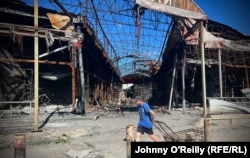 Piața de 75 de hectare a fost cândva considerată cea mai mare din Europa. „Nu-l voi lăsa pe idiotul ăla de la Kremlin să mă aducă în genunchi”, spune comerciantul de articole de îmbrăcăminte pentru bărbați Olexei Celîșev.