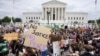 P|rotestatari ăn fașa Curții Supreme de la Washington, 24 iunie 2022.