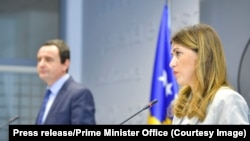 Parlamentul kosovar a votat în repetate rânduri împotriva numirii fostei ministre a Justiției, Albulena Haxhiu, în funcția de președinte al Legislativului. Aici, alături de premierul Albin Kurti, și el respins de opoziție la conducerea Parlamentului.