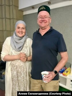 Алимә Сәлахетдинова һәм институт методисты Дон Ливингстон