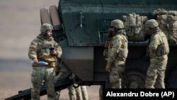 Militari americani participă la exercițiul multinațional Justice Eagle 22.1, la poligonul militar Smârdan, România, joi, 10 martie 2022. Aproximativ 900 de militari români și americani s-au antrenat în comun în cadrul exercițiului militar. 