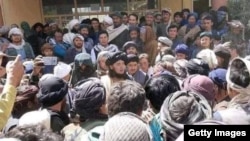 مولوي مهدي مجاهد وروستيو څو مياشتو کې خپل پلويان راټول کړل او د طالبانو پر ضد يې د سرپل په بلخاب کې جګړې وکړې.