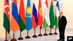 ვლადიმირ პუტინი "დამოუკიდებელ სახელმწიფოთა თანამეგობრობის" წევრი ქვეყნების პრეზიდენტებთან შეხვედრის წინ, 2021 წ.