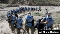 تصویر آرشیف:کارکنار یک موسسه ماین روبی در افغانستان 