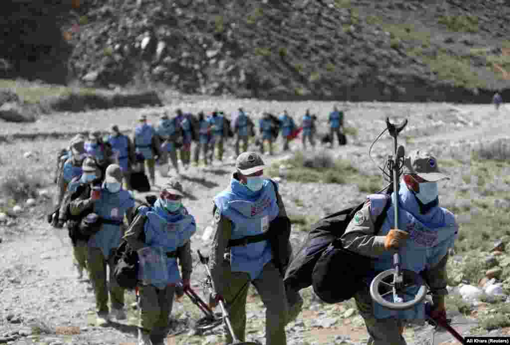 د ډنمارک د مهاجرينو شورا د ماين پاکۍ کارکوونکي د کابل ولايت خاک جبار ولسوالۍ کې د ماينونو او چاودېدونکو توکو په لټه کې دي. د ماين د شنډولو يو مسؤل سلنت وويل: "افغانستان کې د ماينونو او چاودېدونکو توکو شتون يوه لويه ستونزه ده. افغانستان د نړۍ په کچه هغه هېواد دی چې تر ټولو ډېر ماينونه په&zwnj;کې خښ شوي دي."