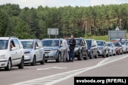 Чарга зь легкавікоў на польска-беларускай мяжы. Ілюстрацыйнае фота