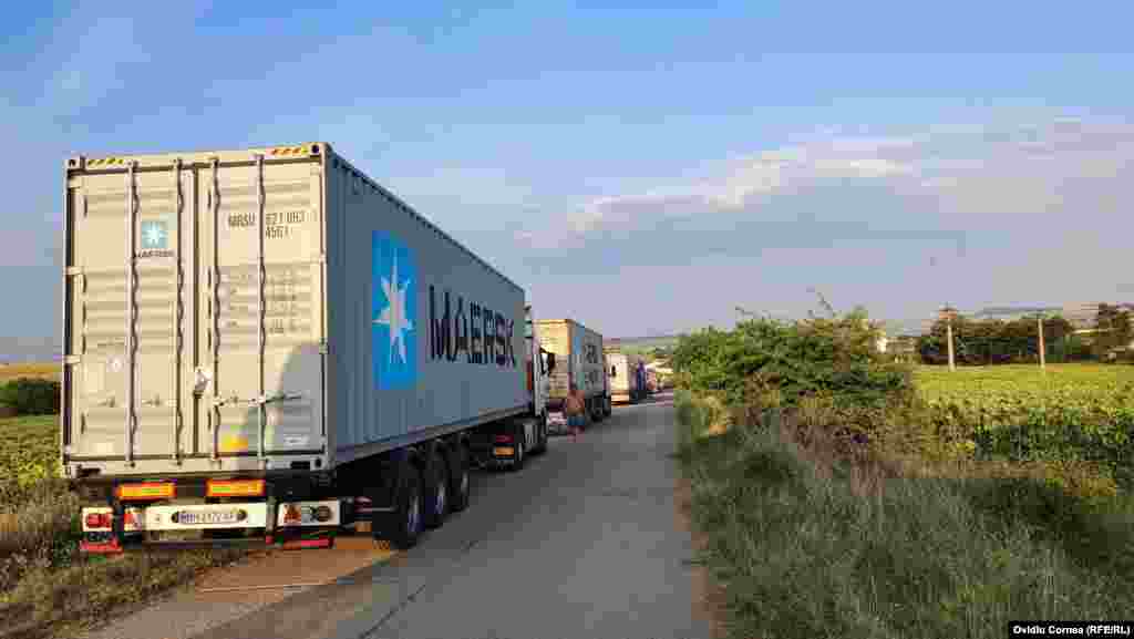 Aproximativ 20 de tiruri așteaptau luni pe un drum în câmp, în zona uzinei electrice.