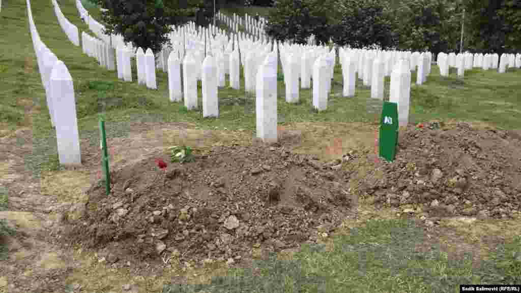 Најмладата жртва погребана на 27-годишнината од геноцидот е Салим Мустафиќ, кој е убиен кога имал 16 години, додека најстариот е Хусејин Крџиќ, кој во моментот на смртта имал 59 години.