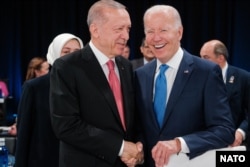 SUA s-au implicat activ în discuțiile menite să elimine refuzul Turciei de a accepta aderarea Finlandei și Suediei la NATO. Președintele Turciei, Recep Tayyip Erdoğan, și cel al SUA, Joe Biden, la summitul de la Madrid.