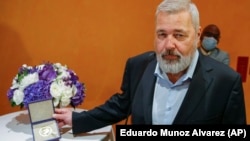 ԱՄՆ - «Նովայա գազետա»-ի գլխավոր խմբագիր Դմիտրի Մուրատովը ցույց է տալիս իր Նոբելյան մեդալը, Նյու Յորք, 20-ը հունիսի, 2022թ.