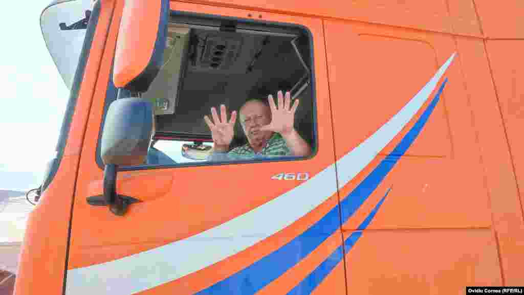 Așteptarea e chiar mai mare pe partea ucraineană a Dunării. Șoferul din imagine indică numărul de zile pe care le-a așteptat în țara vecină pentru a ajunge, cu bacul, în România.