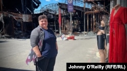 Liudmila Kireieva își așteaptă clienții în fața magazinului ei de bikini.