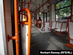 Interiorul unui tramvai din București. În luna mai, Autoritatea Națională pentru Protecția Consumatorilor a verificat 176 de tramvaie, suspendând temporar funcționarea a 18 dintre ele, din cauza neigienizării corespunzătoare.