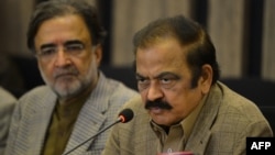 رانا ثناالله په يوه خبري غونډه کې (پخوانی انځور) 