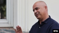 Georgi Svilenski, membru al Partidului Socialist din Bulgaria, a spus că actuala criză politică e rezultatul luptei dintre cei care vor să apere corupția și cei care vor să o protejeze.