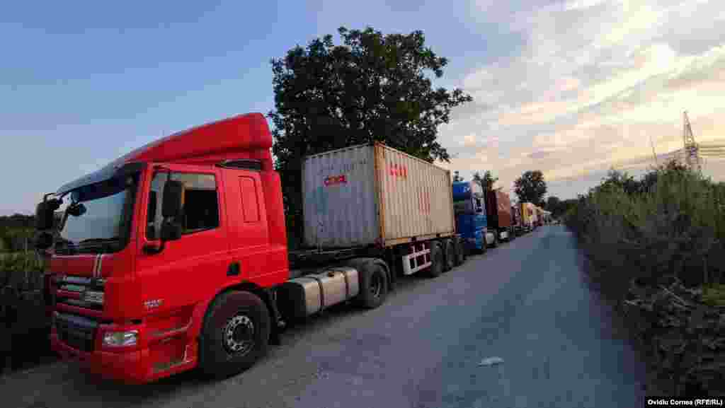 Lungimea șirului de tiruri de pe drumul Cocoșului (peste 5 kilometri) e depășită doar de cea a distanței până la vamă (aproximativ 10 km).