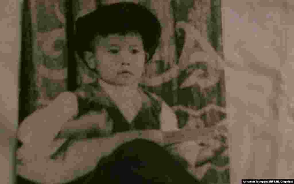 Токтогулдун небереси - Молдожан алты жашында "Токтогул" операсында Топчубайдын ролун аткарып, анын кийимдери менен түшкөн сүрөт. 1960-жыл, опера-балет театры.