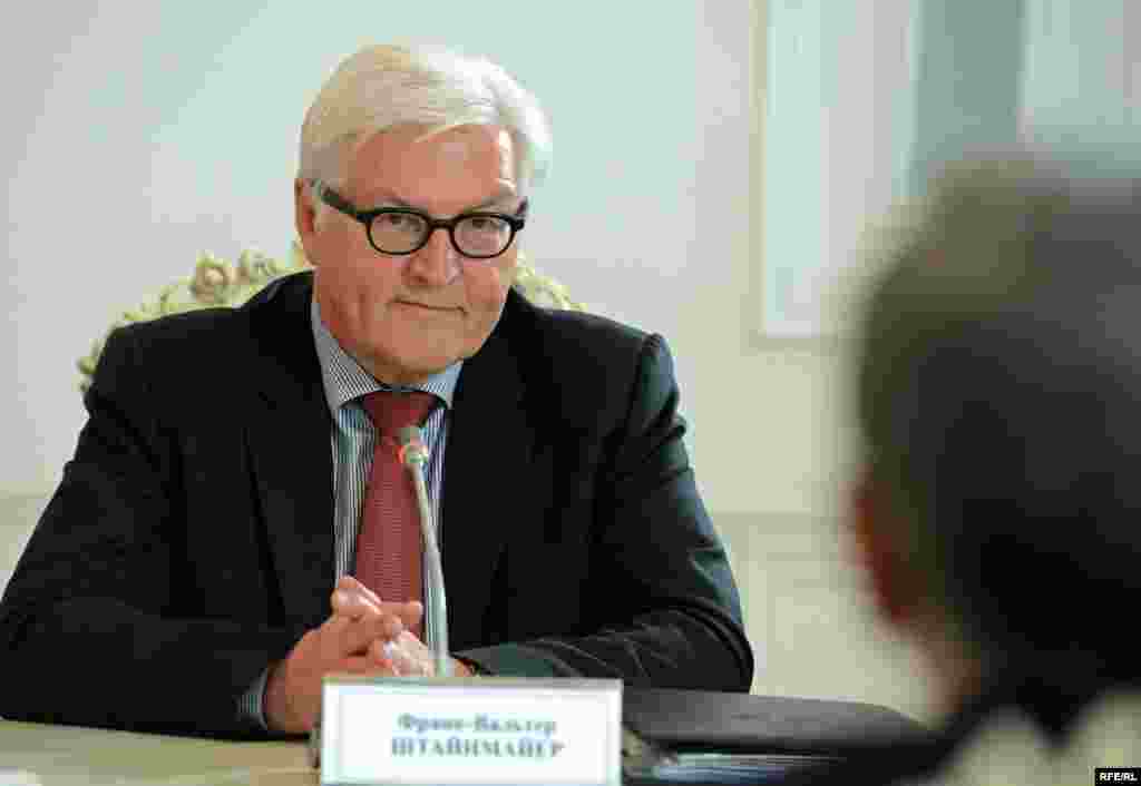 Ошондой эле диний экстремизмге каршы күрөшүү, экономика жана инфраструктура тармактары боюнча кызматташтыкты кеңейтүү зарылдыгын айтты.&nbsp;