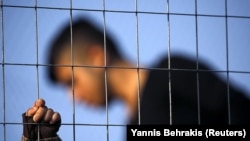 یک مهاجر بازداشت شده