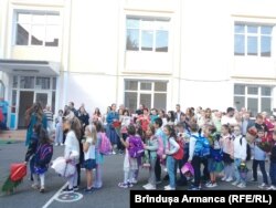 Intrarea în clasă pentru boboci se face în aplauzele părinților și bunicilor