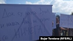 "Derisa e kemi [presidentin e Serbisë, Aleksandar] Vuçiq dhe Anën tonë, ne nuk i druhemi asgjëje", shkruan në një prej pankartave. Mitrovicë e Veriut, 5 shtator 2022.