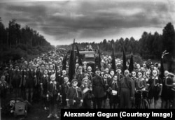 Советская сторона использовала химическое оружие в Гражданской войне – в Тамбовской губернии, и готовилась к химической войне в 1920–30-е годы, открыто признавая наличие у себя БОВ как оружия ответного удара в случае химического удара противника. На снимке – колонна участников пионерского похода в противогазах в Ленинградской области, 1935 г. Снимок Виктора Буллы, копия А. Гогуна