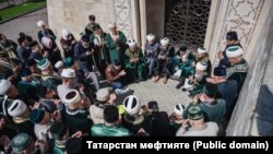 Казан ханнары каберлеге янында дога кылу