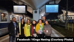 Gara clujeană a fost unul din locurile unde implicarea traducătorilor, precum Olga (a doua din stângta) a fost de maxim ajutor.