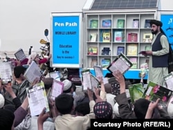 ویسا به مناطق دور افتاده که در آنجا اطفال دسترسی اندک به مکتب و مدرسه داشتند٬ میرفت و کتاب های رایگان نیز به کودکان توزیع می کرد